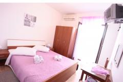 Rooms Bili Galeb BED? Room 1 – PURPLE foto 1
