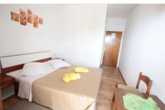 Rooms Bili Galeb BED? Room 2 – yellow foto 4