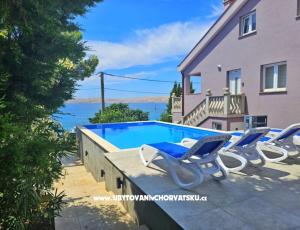 Beachfront Apartments Baricevic wit