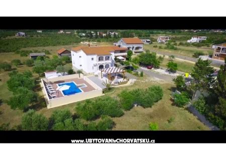 POOL HOUSE STIPE photo 3
