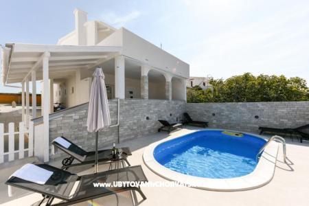 Apartment with pool and jacuzzi Island of Pag Croatia