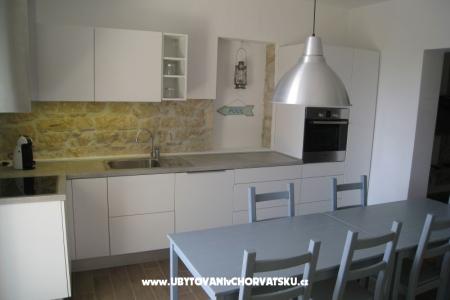 Stonehouse Dana photo 3