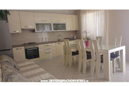 Apartments TONĆI I IRIS*** photo 4