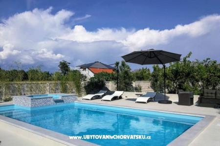 Family friendly Apt with a pool  photo 2