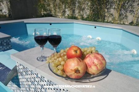 Family friendly Apt with a pool  photo 5