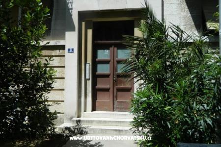 Charming 3 BD in centre of Split photo 2