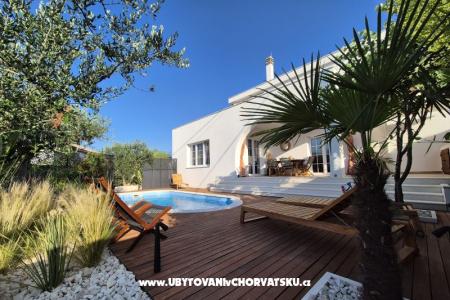 The Three Flowers Pool House photo 2