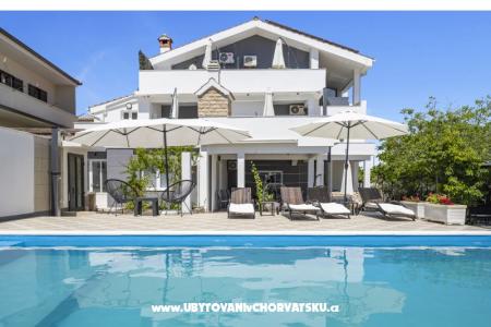 Vila s bazenom i jacuzzijima photo 2