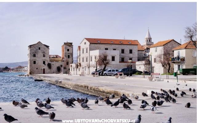 Stone house – Accommodation Kastela Kroatië