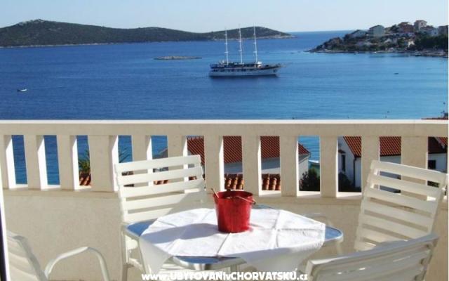 Apartments Villa MANDINA with pool – Accommodation Marina - Trogir Kroatië