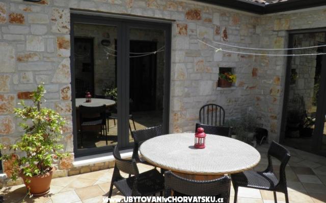 Nina A2+1 – Accommodation Porec Kroatië