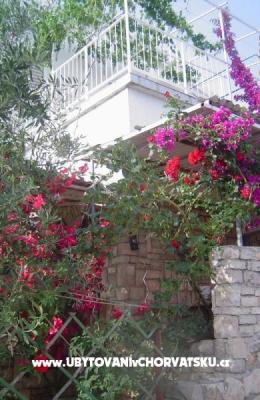 Apartments Zdravka -15% – Accommodation Island of Solta Kroatië