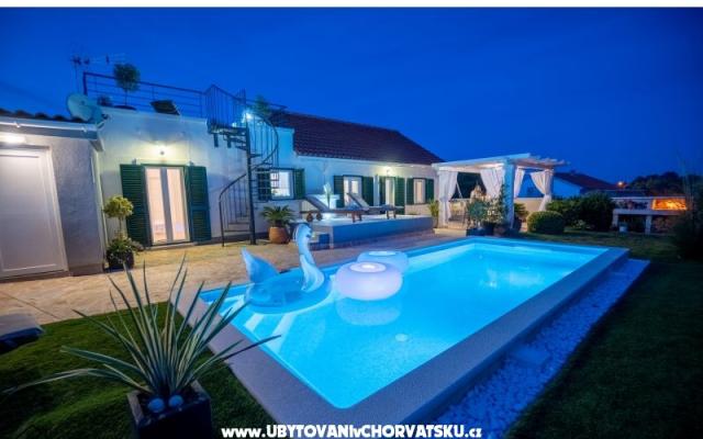 Vacation house  Diana +pool+jacuzzi – Accommodation Island of Vir Kroatië