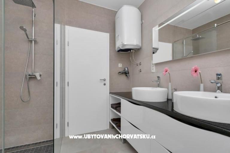 Hot Tub Luxury Apartments + beach p – photo 8