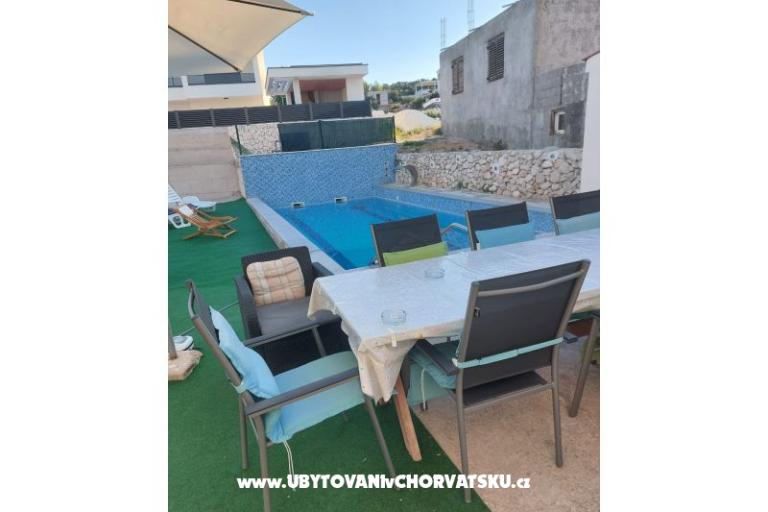 Apartments Dinko s grijanim bazenom – photo 11