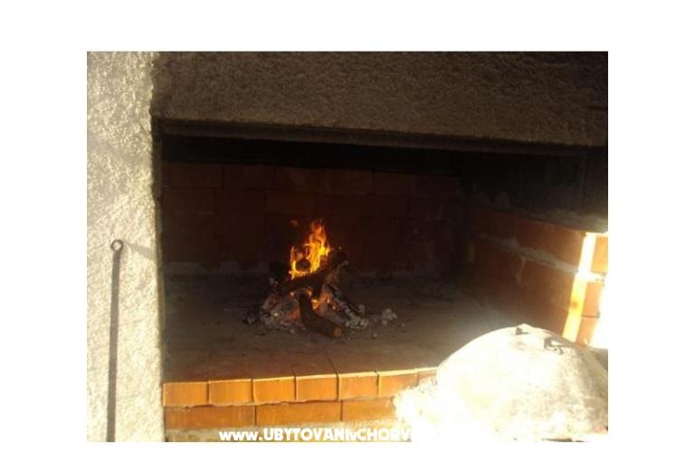 Apartments Dinko s grijanim bazenom – photo 13
