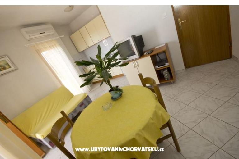 Apartments Dinko s grijanim bazenom – photo 16