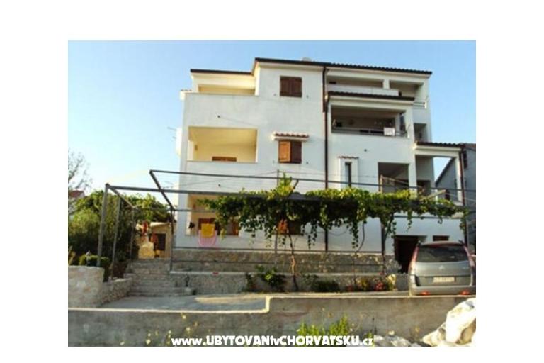 Apartments Dinko s grijanim bazenom – photo 2