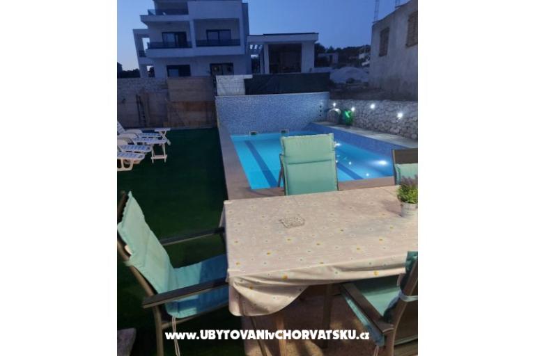 Apartments Dinko s grijanim bazenom – photo 6