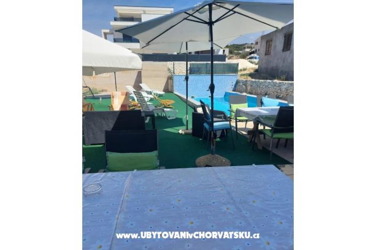 Apartments Dinko s grijanim bazenom – photo 8