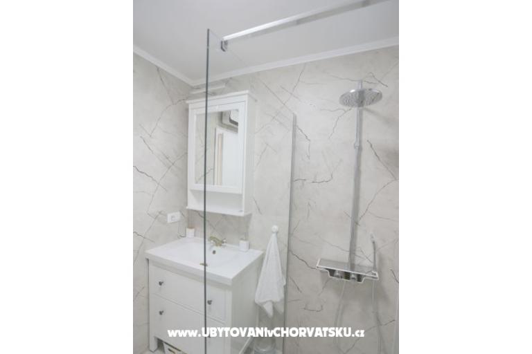 Melia Nin – photo 17