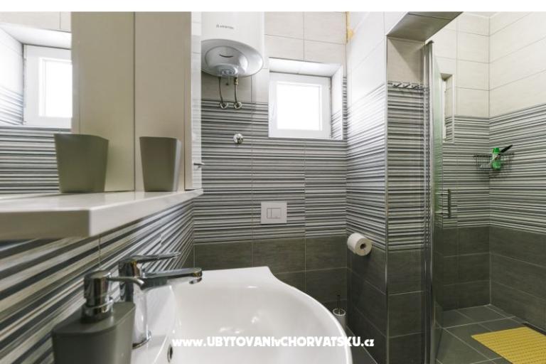 Apartment with pool and jacuzzi – photo 10