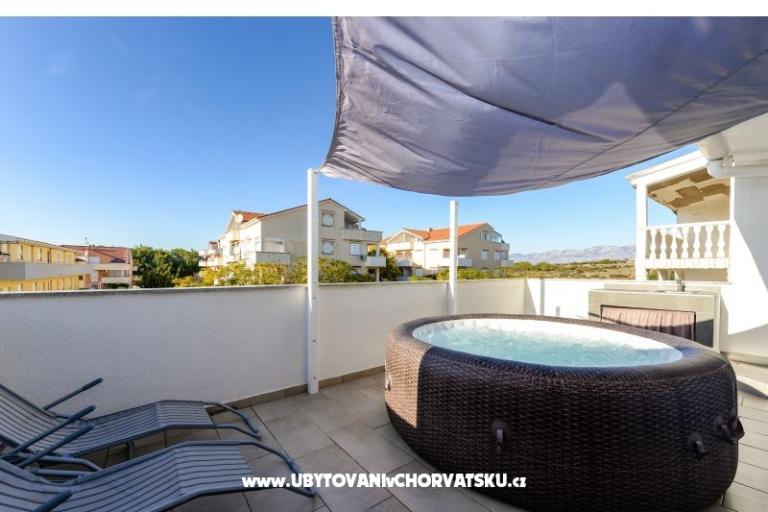 Apartment with pool and jacuzzi – photo 24