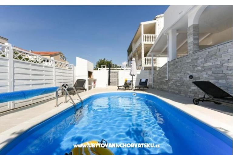 Apartment with pool and jacuzzi – photo 29