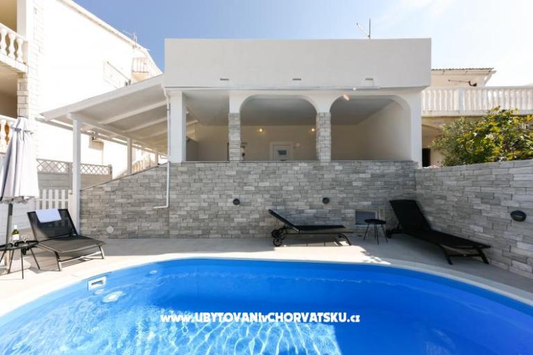 Apartment with pool and jacuzzi – photo 4