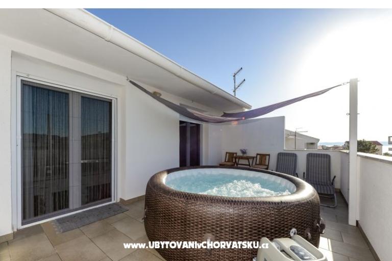 Apartment with pool and jacuzzi – photo 7