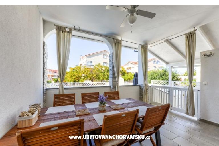 Apartment with pool and jacuzzi – photo 8