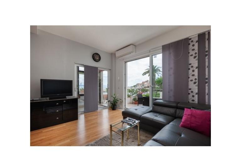 L&amp;L Apartment – photo 8