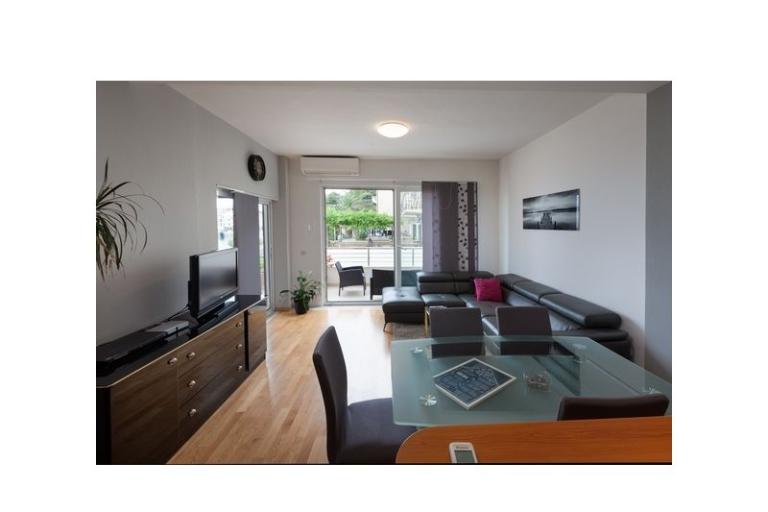 L&amp;L Apartment – photo 9