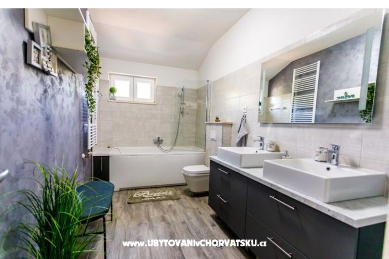 Holliday Home D&amp;A – photo 10