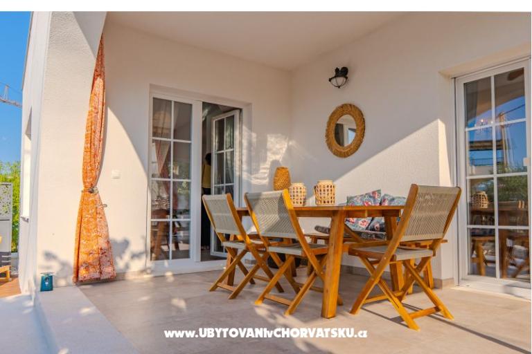 The Three Flowers Pool House – photo 11
