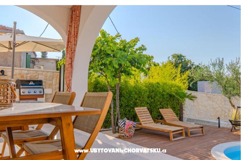 The Three Flowers Pool House – photo 13