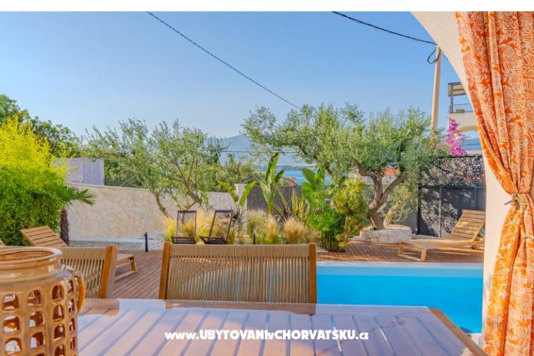 The Three Flowers Pool House – photo 14
