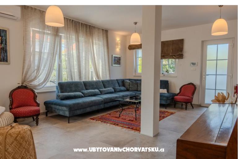 The Three Flowers Pool House – photo 27