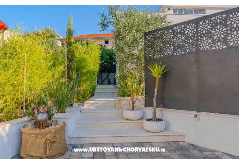 The Three Flowers Pool House – photo 54