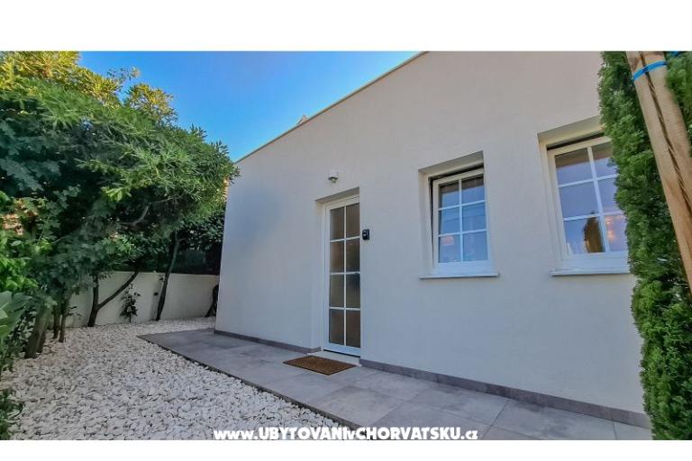 The Three Flowers Pool House – photo 56