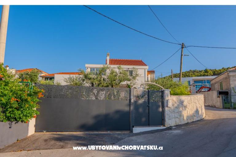 The Three Flowers Pool House – photo 58