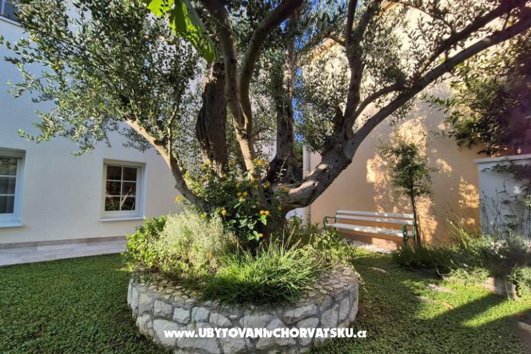 The Three Flowers Pool House – photo 63