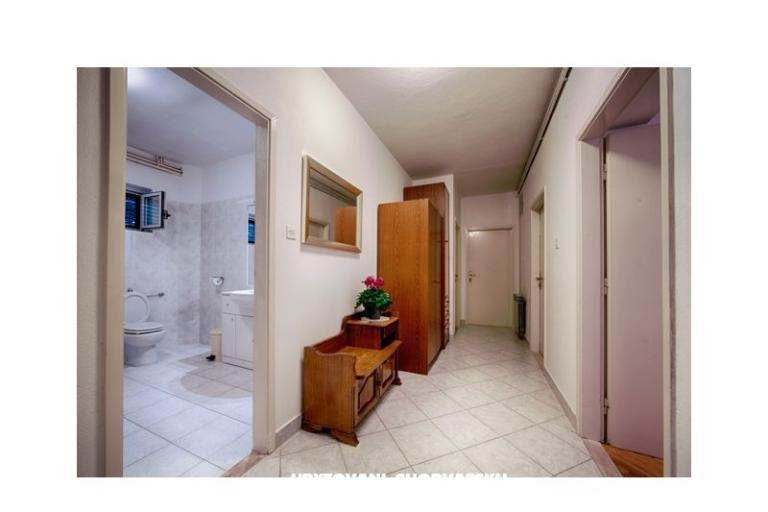 Čobrnić Rooms i Apartments – photo 9