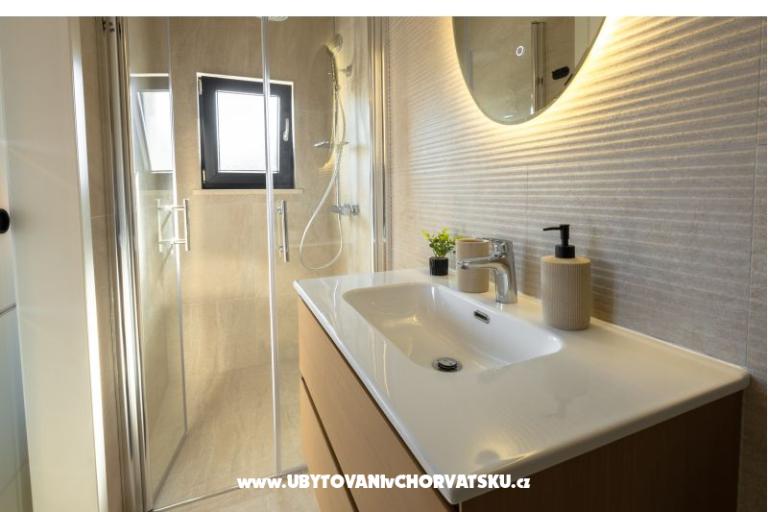 House s pogledom na more Antivo – photo 26