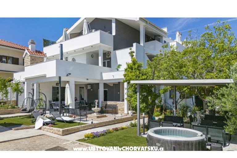 Vila s bazenom i jacuzzijima – photo 8