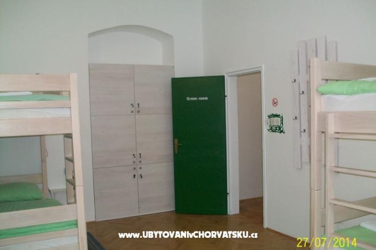 Chameleon hostel – photo 2